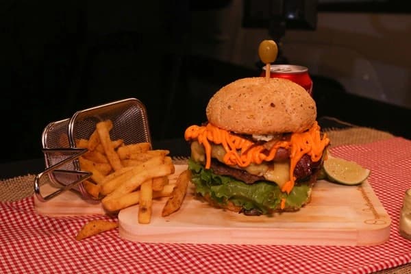 HAMBÚRGUER CARNE + CHEDDAR + FRITAS.