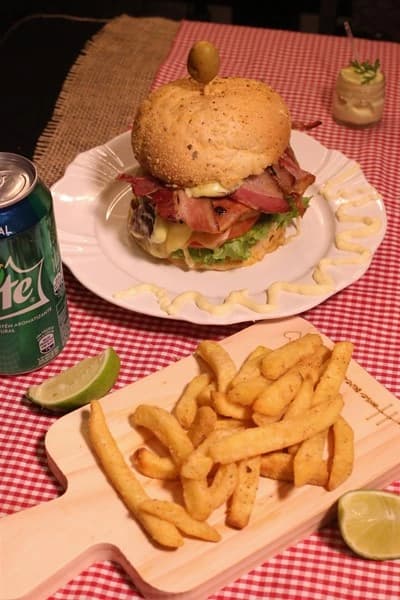 HAMBÚRGUER BACON + FRITAS.