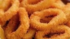 PORÇÃO DE CEBOLA A MILANESA.