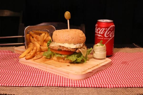 HAMBÚRGUER EGG FRANGO + FRITAS.