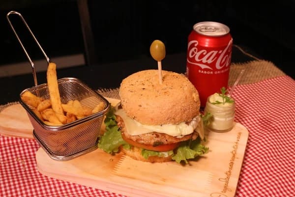 HAMBÚRGUER EGG CARNE + FRITAS.