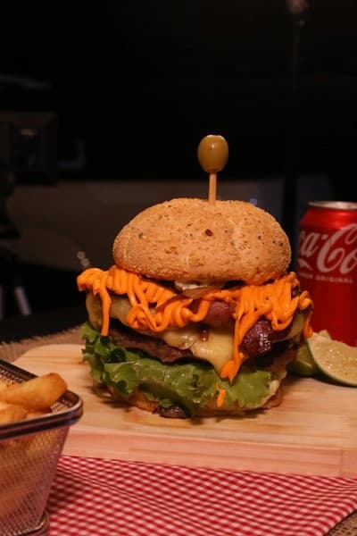 HAMBÚRGUER FRANGO + CHEDDAR + FRITAS.