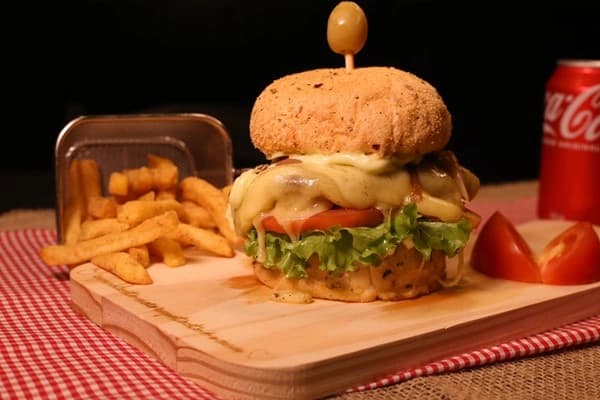 HAMBÚRGUER DUPLO CARNE + FRITAS.