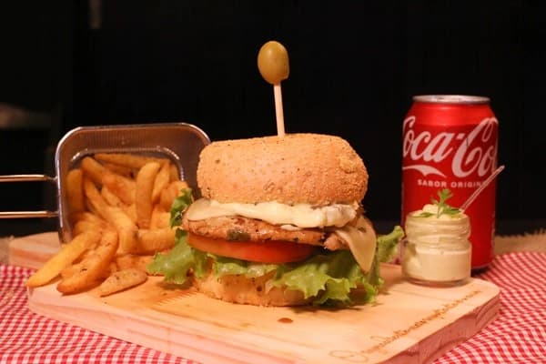 HAMBÚRGUER DE FRANGO + FRITAS.
